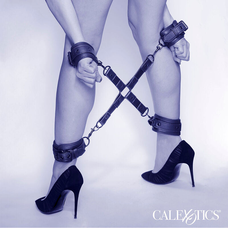 CALEXOTICS - NOCTURNAL CONNETTORE HOG TIE CUERO REGOLABILE NERO – Sistemare le manette – foto 6