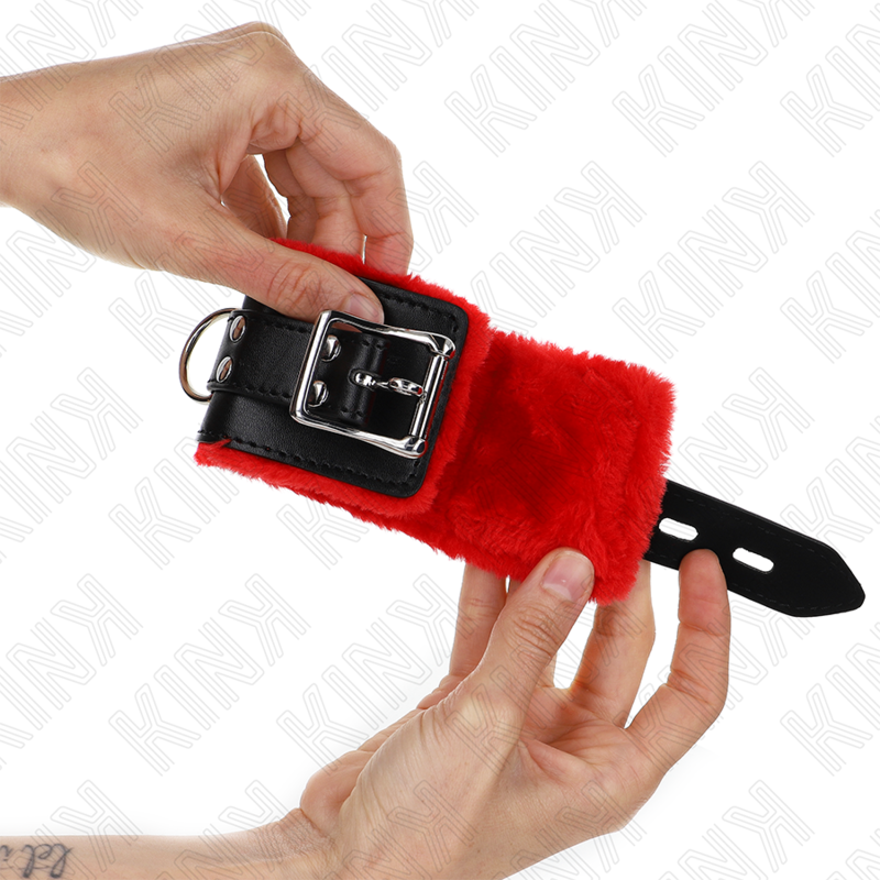 KINK - POLSINI IMBOTTITI IN PELLICCIA CON FORI QUADRI CINTURA ROSSA E NERA REGOLABILE 17-29 CM X 6 CM – Sistemare le manette – foto 2