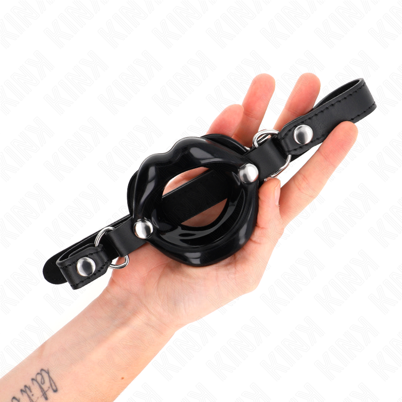 KINK - BAVAGLIO LIP 8 CM CON CINTURINO IN SIMILPELLE NERA 63 x 2 CM REGOLABILE 39-58 CM – Mascelle – foto 2