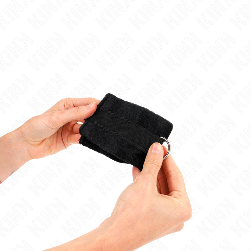 KINK - POLSINI IN PELLICCIA PER PRINCIPIANTI NERI 30 X 7 CM – Sistemare le manette – foto 4