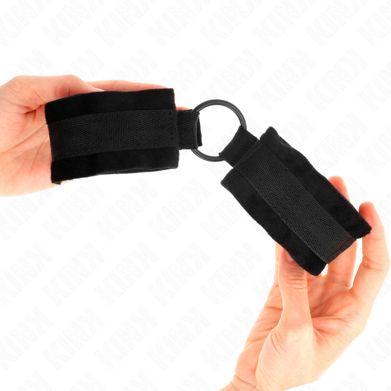 KINK - POLSINI IN PELLICCIA PER PRINCIPIANTI 25 CM CON O-RING 4 CM NERO REGOLABILE 15-25 CM – Sistemare le manette – foto 4