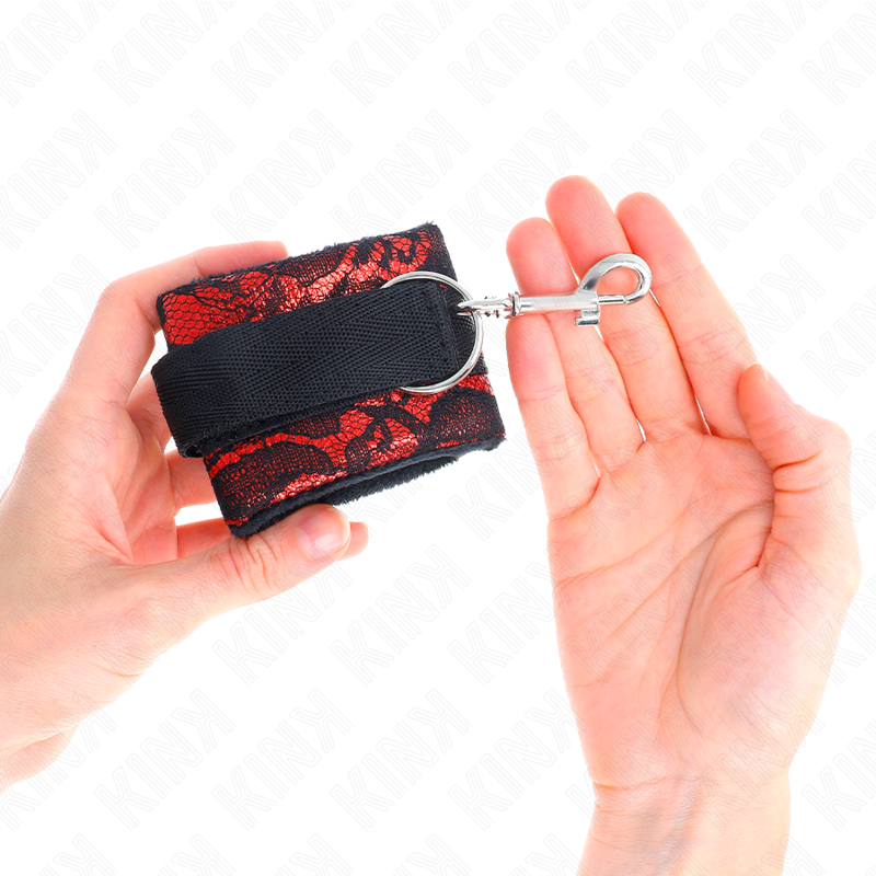 KINK - POLSO CORTO IN PIZZO DI VELLUTO E FASCIA IN NYLON ROSSO / NERO 23 X 6,5 CM – Sistemare le manette – foto 4