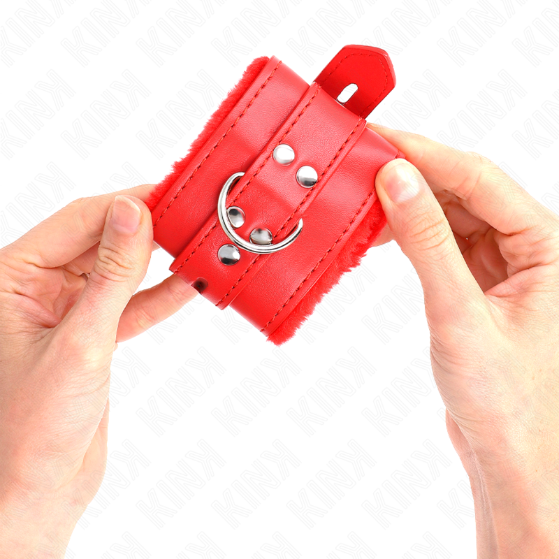 KINK - POLSINI IMBOTTITI IN PELLICCIA CON FORI QUADRI ROSSO E CINTURA ROSSA REGOLABILE 17-29 CM X 6 CM – Sistemare le manette – foto 4