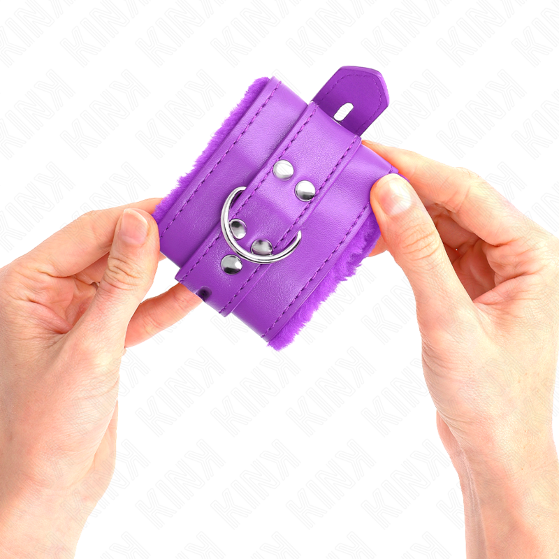 KINK - POLSINI IMBOTTITI IN PELLICCIA CON FORI QUADRI VIOLA E CINTURA VIOLA REGOLABILE 17-29 CM X 6 CM – Sistemare le manette – foto 4