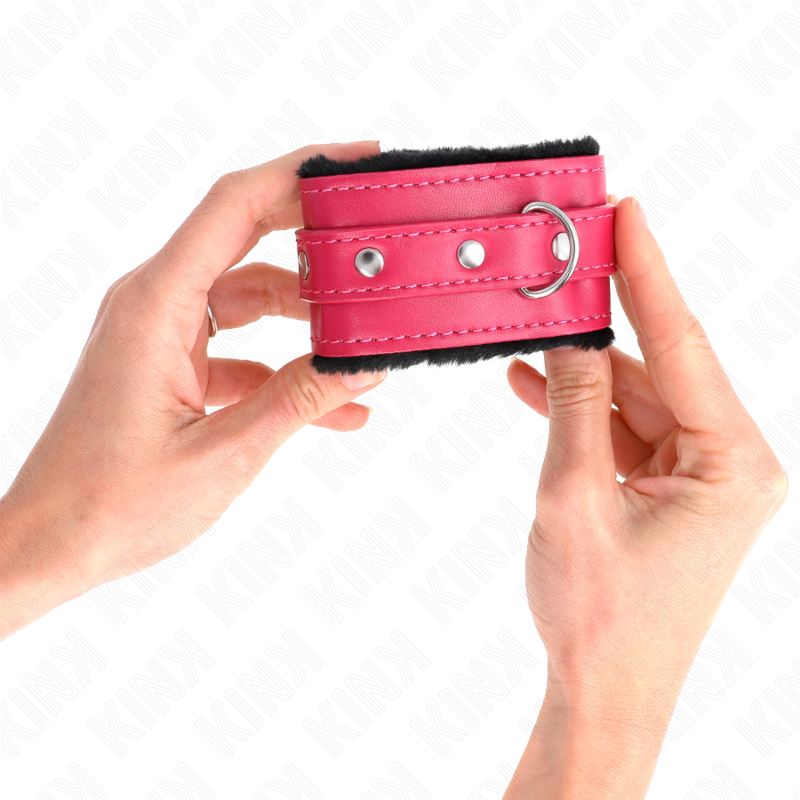 KINK - POGGIPOLSI PREMIUM FODERATI IN PELLICCIA NERI CON CINTURA ROSA LAMPONE REGOLABILE 17-29 CM X 6 CM – Sistemare le manette – foto 4