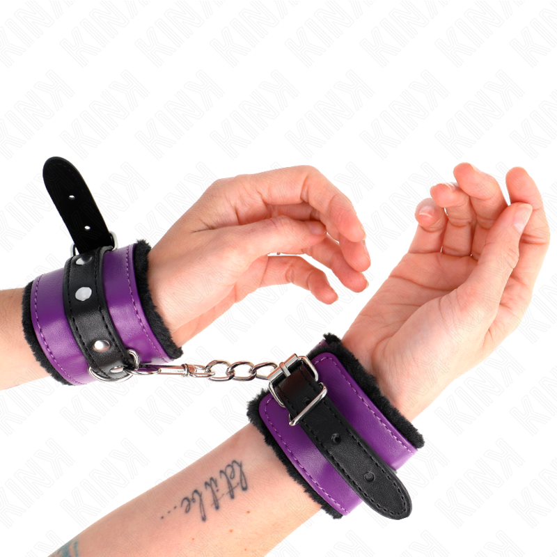 KINK - POGGIPOLSI PREMIUM FODERATI IN PELLICCIA NERI CON CINTURA VIOLA/NERA REGOLABILE 17-29 CM X 6 CM – Sistemare le manette