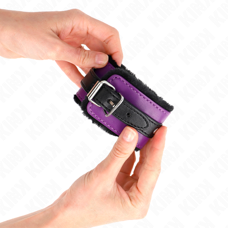 KINK - POGGIPOLSI PREMIUM FODERATI IN PELLICCIA NERI CON CINTURA VIOLA/NERA REGOLABILE 17-29 CM X 6 CM – Sistemare le manette – foto 4