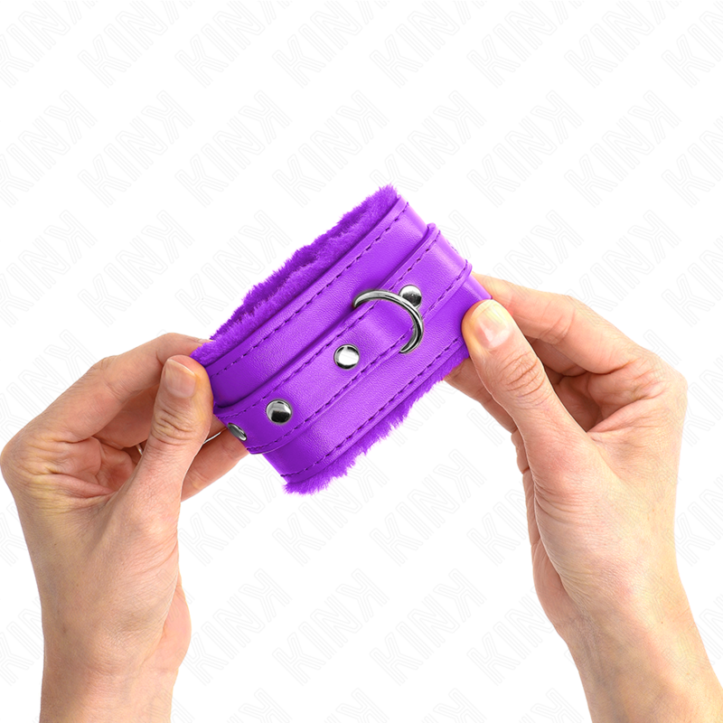KINK - POGGIPOLSI PREMIUM IMBOTTITI IN PELLICCIA VIOLA CON CINTURA VIOLA REGOLABILE 17-29 CM X 6 CM – Sistemare le manette – foto 4