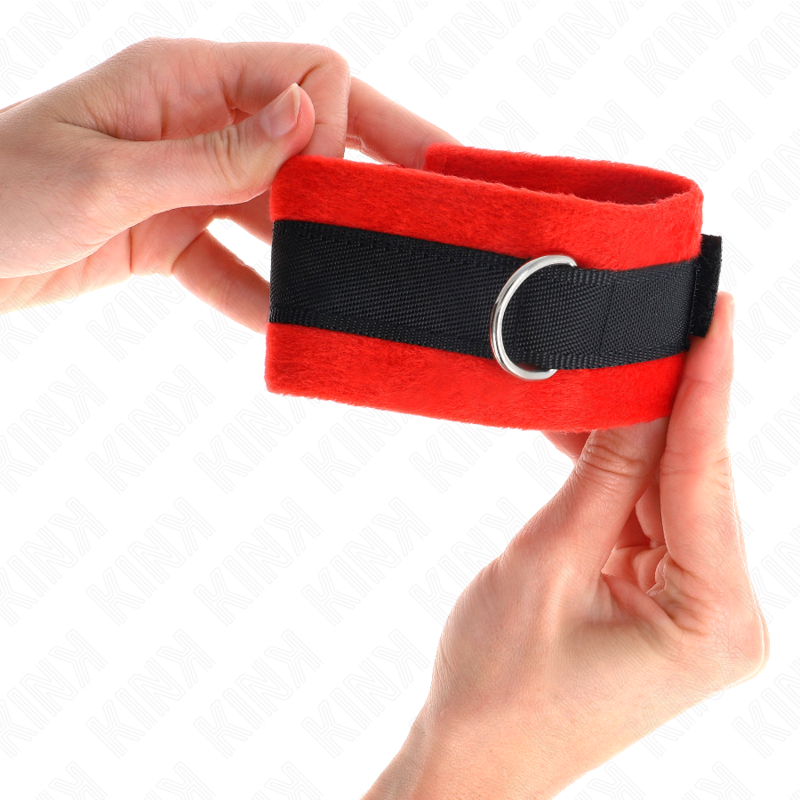 KINK - POLSINI IN PELLICCIA PER PRINCIPIANTI NERO-ROSSO 30 X 7 CM – Sistemare le manette – foto 4