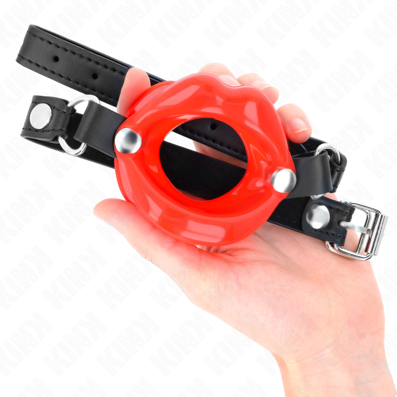 KINK - BAVAGLIO LIP 8 CM CON CINTURINO IN SIMILPELLE ROSSO 63 x 2 CM REGOLABILE 39-58 CM – Mascelle – foto 4