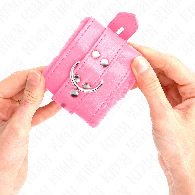 KINK - POLSINI IMBOTTITI IN PELLICCIA CON FORI QUADRI ROSA E CINTURA ROSA REGOLABILE 17-29 CM X 6 CM – Sistemare le manette – foto 4